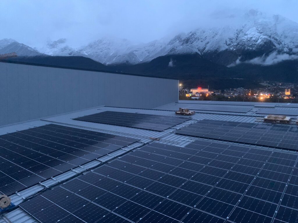 Ugradnja i povezivanje solarnih panela na krovištima i objektima